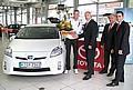 Carsten Eich übernimmt den Prius von Ekkardt Sensendorf, Leiter Corporate PR Toyota Deutschland. Daneben Werner und Alexander Nix vom Autohaus Nix. Foto: Toyota/auto-reporter.net 